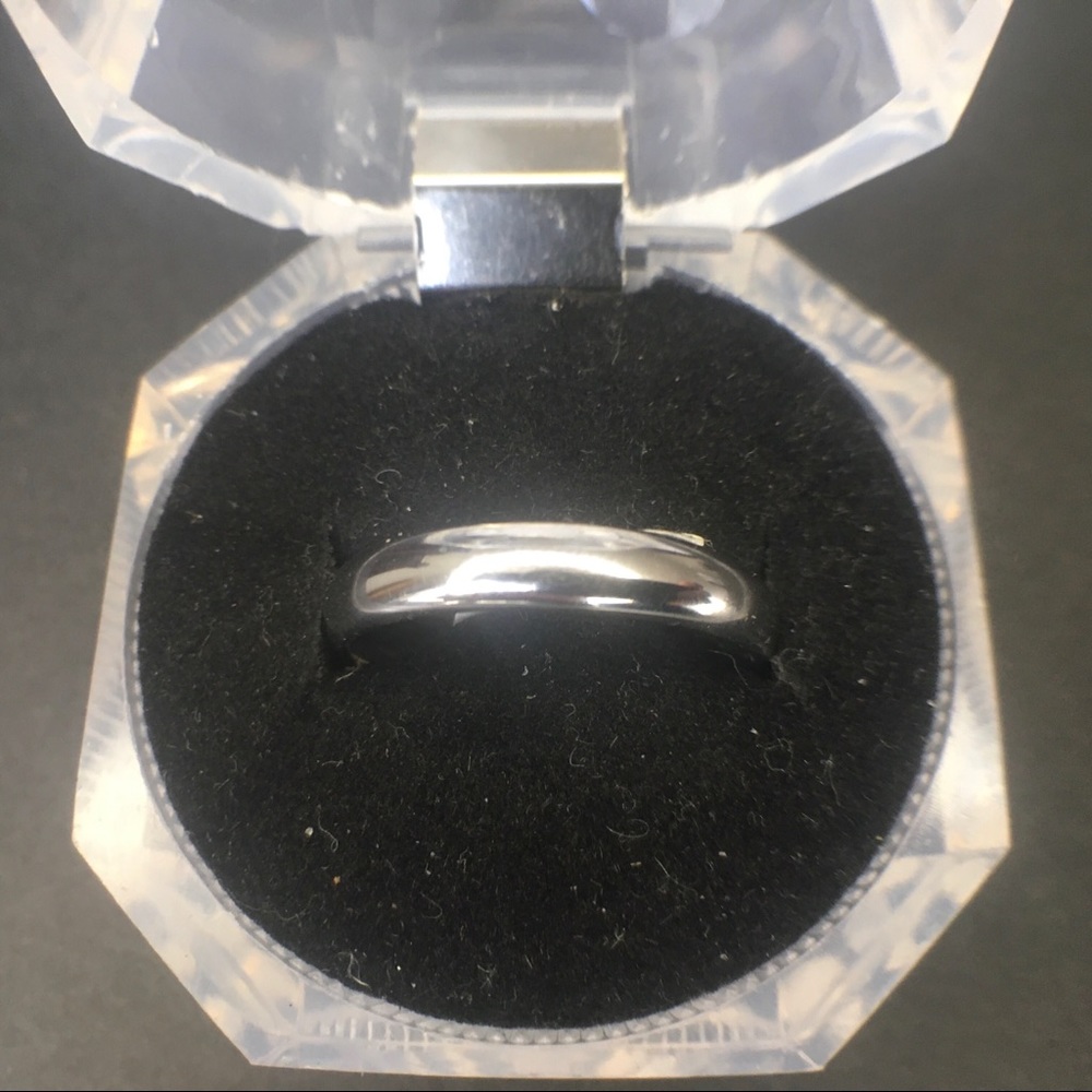 NWT. Unisex Rhodium Plated Plain Band
